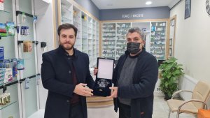 MESLEĞİMİZE UZUN YILLAR EMEK VERMİŞ MESLEKTAŞLARIMIZA PLAKETLERİ TAKDİM EDİLDİ