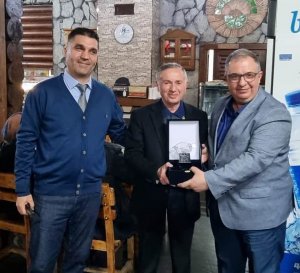 MESLEĞİMİZE UZUN YILLAR EMEK VERMİŞ MESLEKTAŞLARIMIZA PLAKETLERİ TAKDİM EDİLDİ