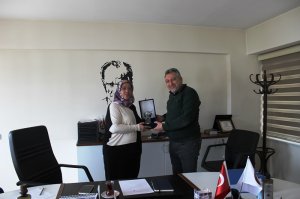 MESLEĞİMİZE UZUN YILLAR EMEK VERMİŞ MESLEKTAŞIMIZA PLAKETİ TAKDİM EDİLDİ