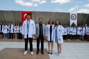 SELÇUK ÜNİVERSİTESİ ECZACILIK FAKÜLTESİ 1. SINIF VE 2. SINIF ÖĞRENCİLERİ İÇİN “BEYAZ ÖNLÜK GİYME” TÖRENİ DÜZENLENDİ.