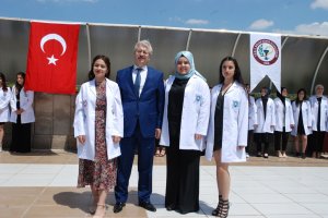 SELÇUK ÜNİVERSİTESİ ECZACILIK FAKÜLTESİ 1. SINIF VE 2. SINIF ÖĞRENCİLERİ İÇİN “BEYAZ ÖNLÜK GİYME” TÖRENİ DÜZENLENDİ.