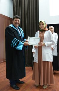 SELÇUK ÜNİVERSİTESİ ECZACILIK FAKÜLTESİ 2. SINIF ÖĞRENCİLERİ İÇİN “BEYAZ ÖNLÜK GİYME” TÖRENİ HAKKINDA