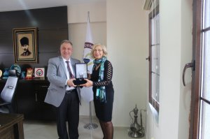 MESLEĞİMİZE UZUN YILLAR EMEK VERMİŞ MESLEKTAŞLARIMIZA PLAKETLERİ TAKDİM EDİLDİ