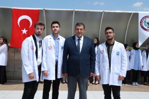 SELÇUK ÜNİVERSİTESİ ECZACILIK FAKÜLTESİ 1. SINIF VE 2. SINIF ÖĞRENCİLERİ İÇİN “BEYAZ ÖNLÜK GİYME” TÖRENİ DÜZENLENDİ.