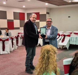 MESLEĞİMİZE UZUN YILLAR EMEK VERMİŞ MESLEKTAŞLARIMIZA PLAKETLERİ TAKDİM EDİLDİ
