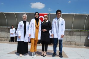 SELÇUK ÜNİVERSİTESİ ECZACILIK FAKÜLTESİ 1. SINIF VE 2. SINIF ÖĞRENCİLERİ İÇİN “BEYAZ ÖNLÜK GİYME” TÖRENİ DÜZENLENDİ.