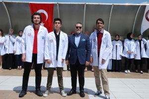 SELÇUK ÜNİVERSİTESİ ECZACILIK FAKÜLTESİ 1. SINIF VE 2. SINIF ÖĞRENCİLERİ İÇİN “BEYAZ ÖNLÜK GİYME” TÖRENİ DÜZENLENDİ.