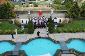 SELÇUK ÜNİVERSİTESİ ECZACILIK FAKÜLTESİ 1. SINIF VE 2. SINIF ÖĞRENCİLERİ İÇİN “BEYAZ ÖNLÜK GİYME” TÖRENİ DÜZENLENDİ.