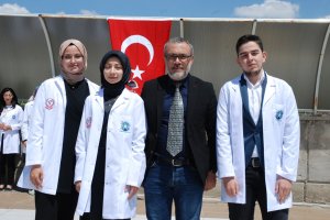 SELÇUK ÜNİVERSİTESİ ECZACILIK FAKÜLTESİ 1. SINIF VE 2. SINIF ÖĞRENCİLERİ İÇİN “BEYAZ ÖNLÜK GİYME” TÖRENİ DÜZENLENDİ.