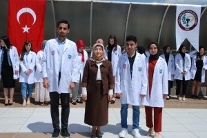 SELÇUK ÜNİVERSİTESİ ECZACILIK FAKÜLTESİ 1. SINIF VE 2. SINIF ÖĞRENCİLERİ İÇİN “BEYAZ ÖNLÜK GİYME” TÖRENİ DÜZENLENDİ.
