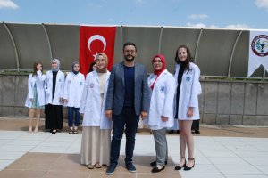 SELÇUK ÜNİVERSİTESİ ECZACILIK FAKÜLTESİ 1. SINIF VE 2. SINIF ÖĞRENCİLERİ İÇİN “BEYAZ ÖNLÜK GİYME” TÖRENİ DÜZENLENDİ.