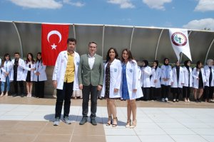 SELÇUK ÜNİVERSİTESİ ECZACILIK FAKÜLTESİ 1. SINIF VE 2. SINIF ÖĞRENCİLERİ İÇİN “BEYAZ ÖNLÜK GİYME” TÖRENİ DÜZENLENDİ.