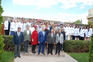 SELÇUK ÜNİVERSİTESİ ECZACILIK FAKÜLTESİ 1. SINIF VE 2. SINIF ÖĞRENCİLERİ İÇİN “BEYAZ ÖNLÜK GİYME” TÖRENİ DÜZENLENDİ.