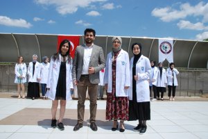 SELÇUK ÜNİVERSİTESİ ECZACILIK FAKÜLTESİ 1. SINIF VE 2. SINIF ÖĞRENCİLERİ İÇİN “BEYAZ ÖNLÜK GİYME” TÖRENİ DÜZENLENDİ.