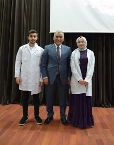 SELÇUK ÜNİVERSİTESİ ECZACILIK FAKÜLTESİ 2. SINIF ÖĞRENCİLERİ İÇİN “BEYAZ ÖNLÜK GİYME” TÖRENİ HAKKINDA