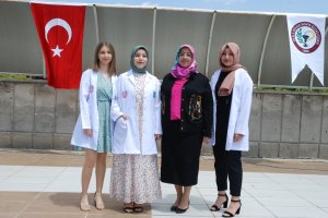 SELÇUK ÜNİVERSİTESİ ECZACILIK FAKÜLTESİ 1. SINIF VE 2. SINIF ÖĞRENCİLERİ İÇİN “BEYAZ ÖNLÜK GİYME” TÖRENİ DÜZENLENDİ.