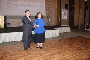 14 Mayıs Eczacılık Günü Gala Yemeği Ve Plaket Töreni Düzenlendi.