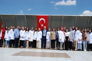 SELÇUK ÜNİVERSİTESİ ECZACILIK FAKÜLTESİ 1. SINIF VE 2. SINIF ÖĞRENCİLERİ İÇİN “BEYAZ ÖNLÜK GİYME” TÖRENİ DÜZENLENDİ.