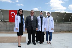 SELÇUK ÜNİVERSİTESİ ECZACILIK FAKÜLTESİ 1. SINIF VE 2. SINIF ÖĞRENCİLERİ İÇİN “BEYAZ ÖNLÜK GİYME” TÖRENİ DÜZENLENDİ.