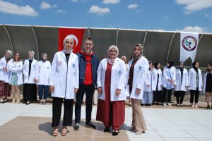 SELÇUK ÜNİVERSİTESİ ECZACILIK FAKÜLTESİ 1. SINIF VE 2. SINIF ÖĞRENCİLERİ İÇİN “BEYAZ ÖNLÜK GİYME” TÖRENİ DÜZENLENDİ.