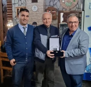 MESLEĞİMİZE UZUN YILLAR EMEK VERMİŞ MESLEKTAŞLARIMIZA PLAKETLERİ TAKDİM EDİLDİ