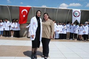 SELÇUK ÜNİVERSİTESİ ECZACILIK FAKÜLTESİ 1. SINIF VE 2. SINIF ÖĞRENCİLERİ İÇİN “BEYAZ ÖNLÜK GİYME” TÖRENİ DÜZENLENDİ.