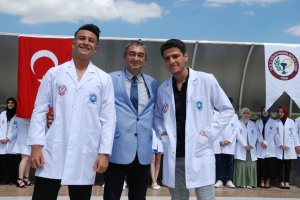 SELÇUK ÜNİVERSİTESİ ECZACILIK FAKÜLTESİ 1. SINIF VE 2. SINIF ÖĞRENCİLERİ İÇİN “BEYAZ ÖNLÜK GİYME” TÖRENİ DÜZENLENDİ.