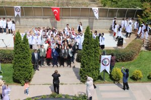 SELÇUK ÜNİVERSİTESİ ECZACILIK FAKÜLTESİ 1. SINIF VE 2. SINIF ÖĞRENCİLERİ İÇİN “BEYAZ ÖNLÜK GİYME” TÖRENİ DÜZENLENDİ.