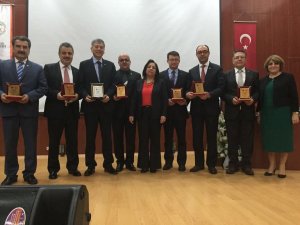 Erzurum Atatürk Üniversitesi Eczacılık Fakültesi 3. Geleneksel Beyaz Önlük Giyme Töreni Düzenlendi.