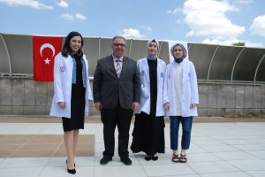 SELÇUK ÜNİVERSİTESİ ECZACILIK FAKÜLTESİ 1. SINIF VE 2. SINIF ÖĞRENCİLERİ İÇİN “BEYAZ ÖNLÜK GİYME” TÖRENİ DÜZENLENDİ.