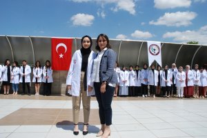SELÇUK ÜNİVERSİTESİ ECZACILIK FAKÜLTESİ 1. SINIF VE 2. SINIF ÖĞRENCİLERİ İÇİN “BEYAZ ÖNLÜK GİYME” TÖRENİ DÜZENLENDİ.