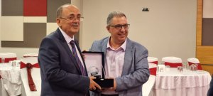 MESLEĞİMİZE UZUN YILLAR EMEK VERMİŞ MESLEKTAŞLARIMIZA PLAKETLERİ TAKDİM EDİLDİ