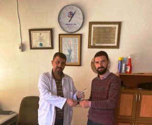 MESLEĞİMİZE UZUN YILLAR EMEK VERMİŞ MESLEKTAŞLARIMIZA PLAKETLERİ TAKDİM EDİLDİ