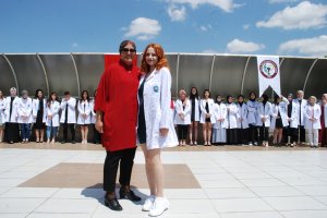 SELÇUK ÜNİVERSİTESİ ECZACILIK FAKÜLTESİ 1. SINIF VE 2. SINIF ÖĞRENCİLERİ İÇİN “BEYAZ ÖNLÜK GİYME” TÖRENİ DÜZENLENDİ.