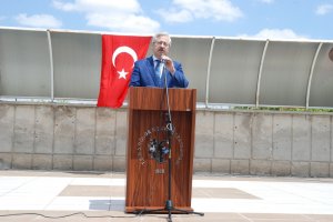 SELÇUK ÜNİVERSİTESİ ECZACILIK FAKÜLTESİ 1. SINIF VE 2. SINIF ÖĞRENCİLERİ İÇİN “BEYAZ ÖNLÜK GİYME” TÖRENİ DÜZENLENDİ.