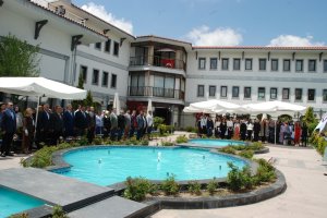 SELÇUK ÜNİVERSİTESİ ECZACILIK FAKÜLTESİ 1. SINIF VE 2. SINIF ÖĞRENCİLERİ İÇİN “BEYAZ ÖNLÜK GİYME” TÖRENİ DÜZENLENDİ.