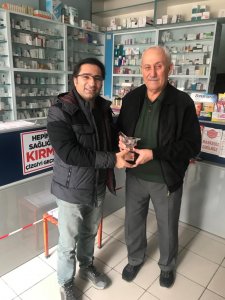 MESLEĞİMİZE UZUN YILLAR EMEK VERMİŞ MESLEKTAŞIMIZA PLAKETİ TAKDİM EDİLDİ