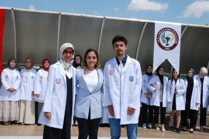 SELÇUK ÜNİVERSİTESİ ECZACILIK FAKÜLTESİ 1. SINIF VE 2. SINIF ÖĞRENCİLERİ İÇİN “BEYAZ ÖNLÜK GİYME” TÖRENİ DÜZENLENDİ.