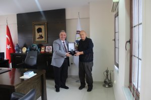 MESLEĞİMİZE UZUN YILLAR EMEK VERMİŞ MESLEKTAŞLARIMIZA PLAKETLERİ TAKDİM EDİLDİ