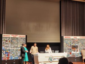 ODAMIZ TİYATRO TOPLULUĞU TARAFINDAN HAZIRLANAN ZOR ECZANE OYUNUNUN İKİNCİ GÖSTERİMİ SAHNELENDİ