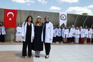SELÇUK ÜNİVERSİTESİ ECZACILIK FAKÜLTESİ 1. SINIF VE 2. SINIF ÖĞRENCİLERİ İÇİN “BEYAZ ÖNLÜK GİYME” TÖRENİ DÜZENLENDİ.