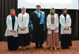 SELÇUK ÜNİVERSİTESİ ECZACILIK FAKÜLTESİ 2. SINIF ÖĞRENCİLERİ İÇİN “BEYAZ ÖNLÜK GİYME” TÖRENİ HAKKINDA
