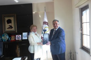 MESLEĞİMİZE UZUN YILLAR EMEK VERMİŞ MESLEKTAŞIMIZA PLAKETİ TAKDİM EDİLDİ