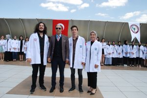 SELÇUK ÜNİVERSİTESİ ECZACILIK FAKÜLTESİ 1. SINIF VE 2. SINIF ÖĞRENCİLERİ İÇİN “BEYAZ ÖNLÜK GİYME” TÖRENİ DÜZENLENDİ.